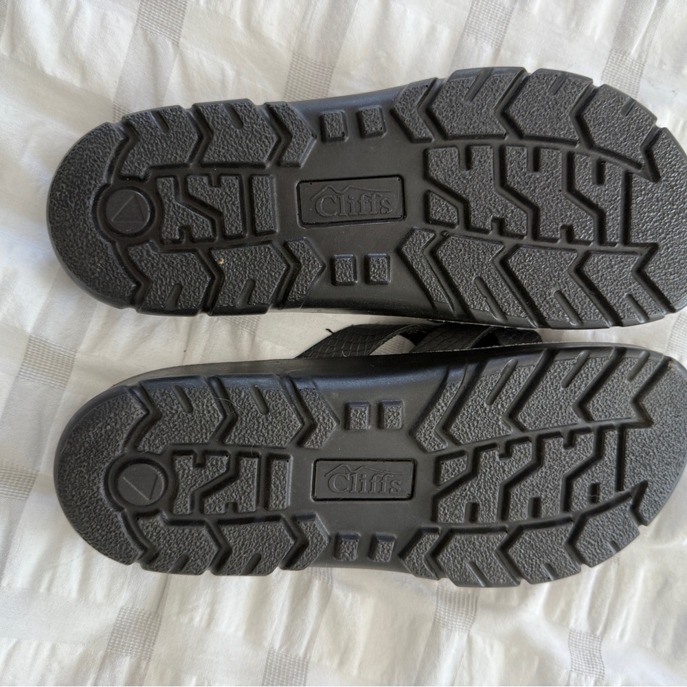 Cliffs by WHITE MOUNTAIN Black Textured Sandals - Picture 2 of 2